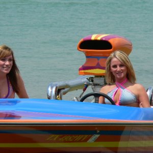 Hotboats_and_babes_365.jpg