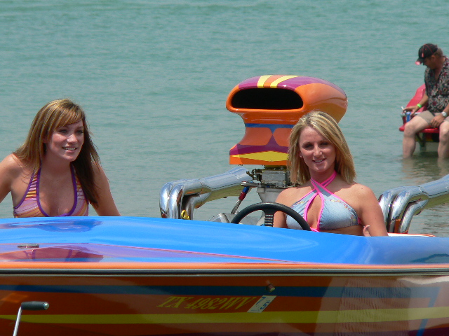 Hotboats_and_babes_365.jpg